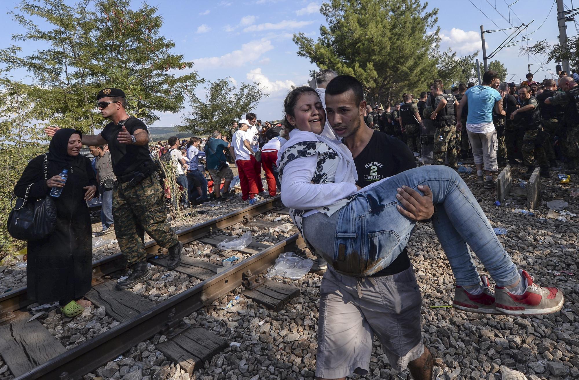 La policía de Macedonia lanzó hoy granadas aturdidoras contra los refugiados que intentaban atravesar el paso fronterizo con Grecia, después de que ayer el Gobierno decretase el estado de emergencia en las fronteras ante la masiva entrada de inmigrantes que vive el país. 