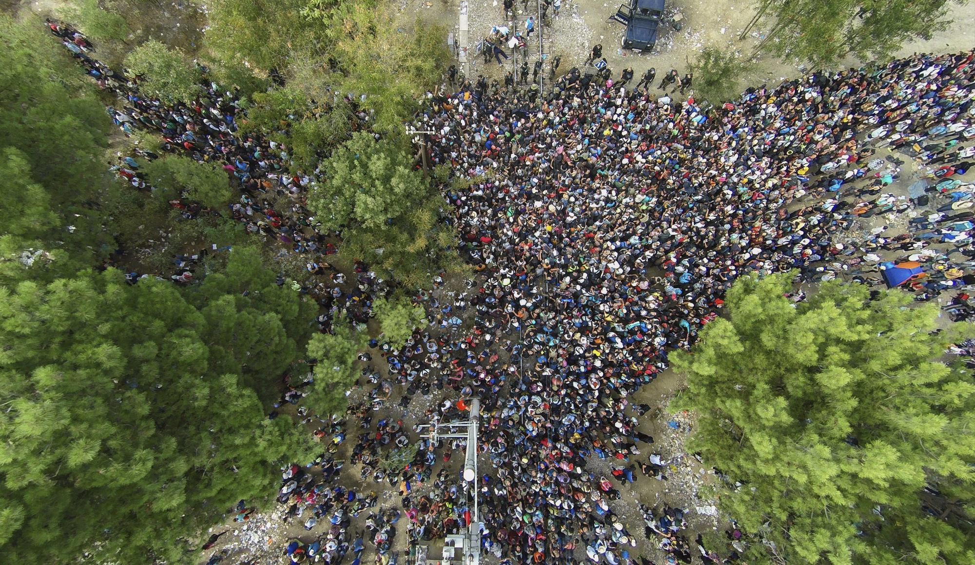 Según la agencia de noticias griega AMNA, los agentes intentaron dispersar a unos 2.000 inmigrantes, en su mayoría refugiados, que estaban bloqueados en Eidomeni, el paso fronterizo del sur de la Antigua República Yugoslavia de Macedonia.