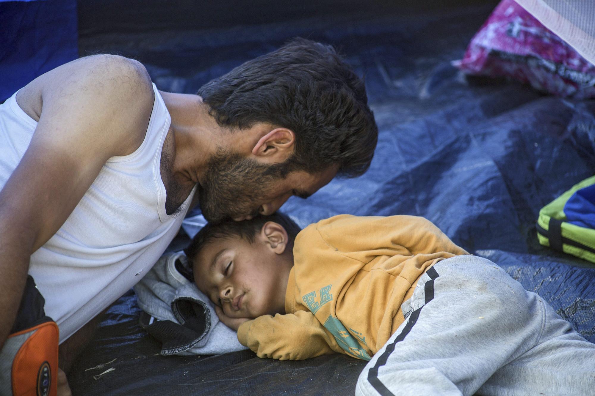 Varios inmigrantes descansan en un campamento temporal cercano a la frontera entre Grecia y Macedonia en Eidomeni, Grecia, hoy, 21 de agosto de 2015. 