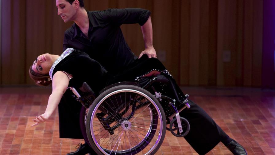 Bailarina en silla de ruedas sorprende en mundial de Tango Bailarina en silla de ruedas sorprende en mundial de Tango