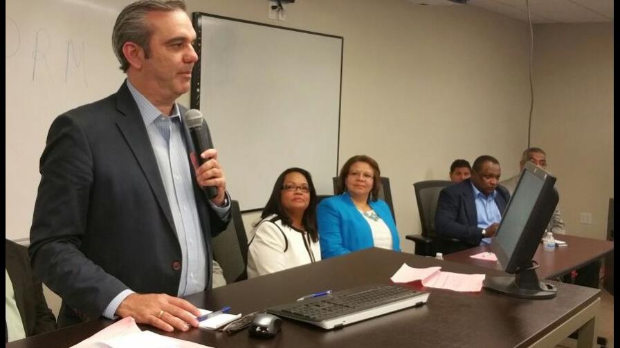Luis Abinader se reúne con dominicanos que residen en Washington 