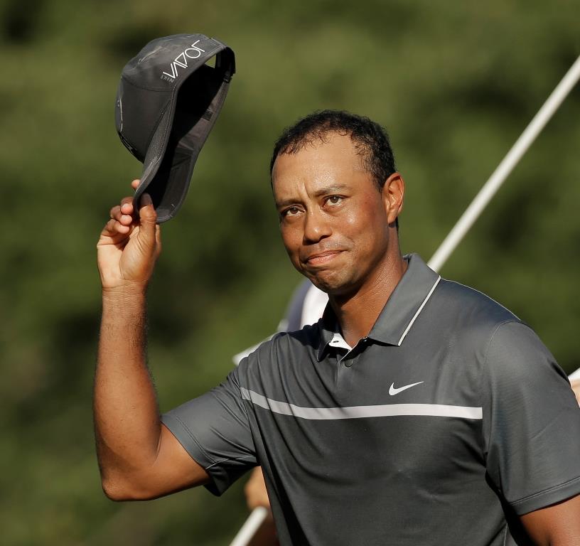 Tiger Woods comparte la punta en el Wyndham de golf
