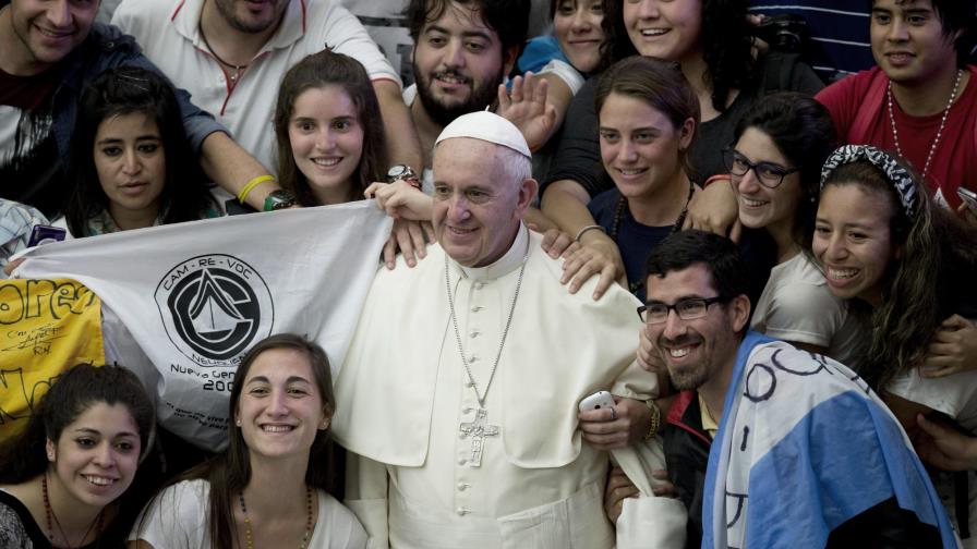 Sin escolta, el papa se suma a los feligreses para oír misa Sin escolta, el papa se suma a los feligreses para oír misa