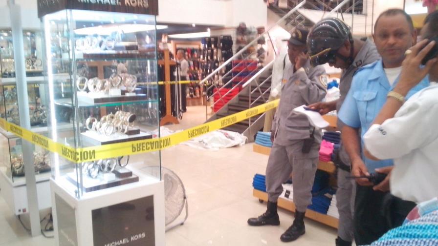 Hombre muere mientras compraba en tienda de Plaza Central 
