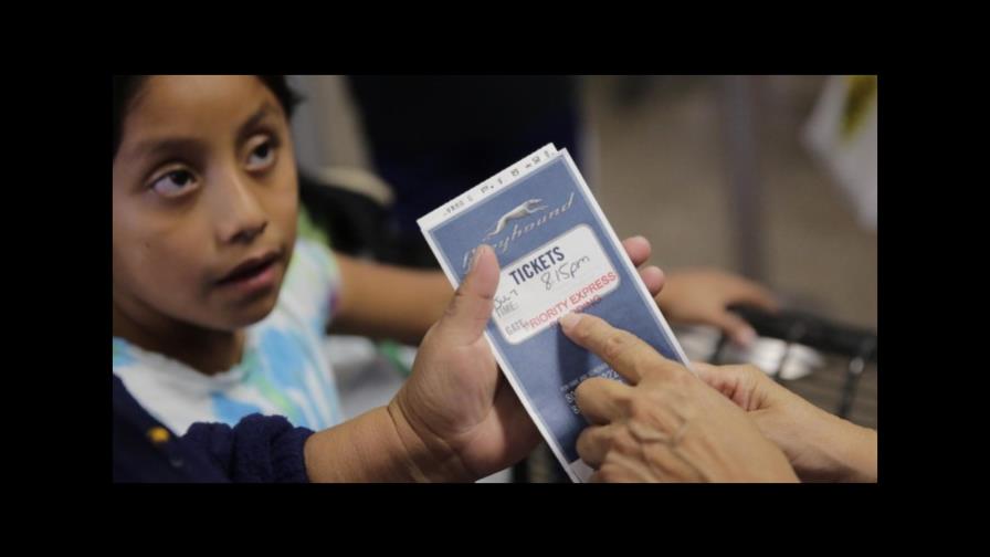 Juez ordena liberación de menores inmigrantes en centros de detención de Estados Unidos