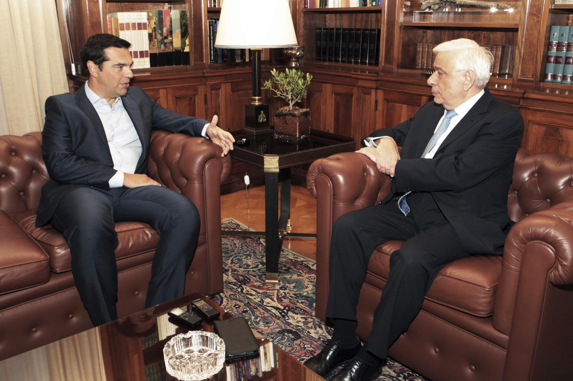 El primer ministro griego, Alexis Tsipras (i), conversa con el presidente griego, Prokopis Pavlopoulos (d), durante una reunión en el Palacio Presidencial en Atenas. 