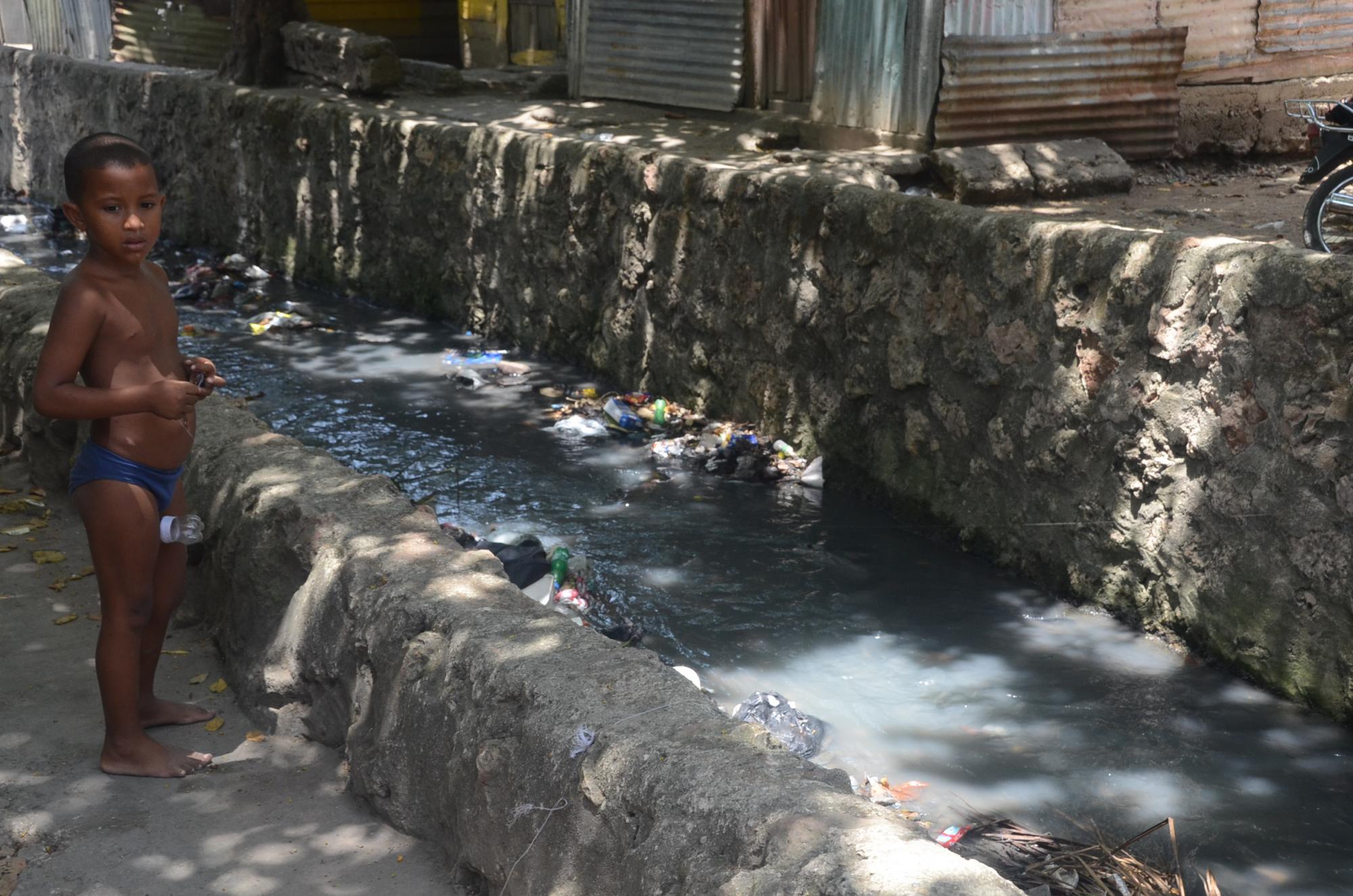 Callejones y cañadas del sector La Barquita en Santo Domingo Oeste. 