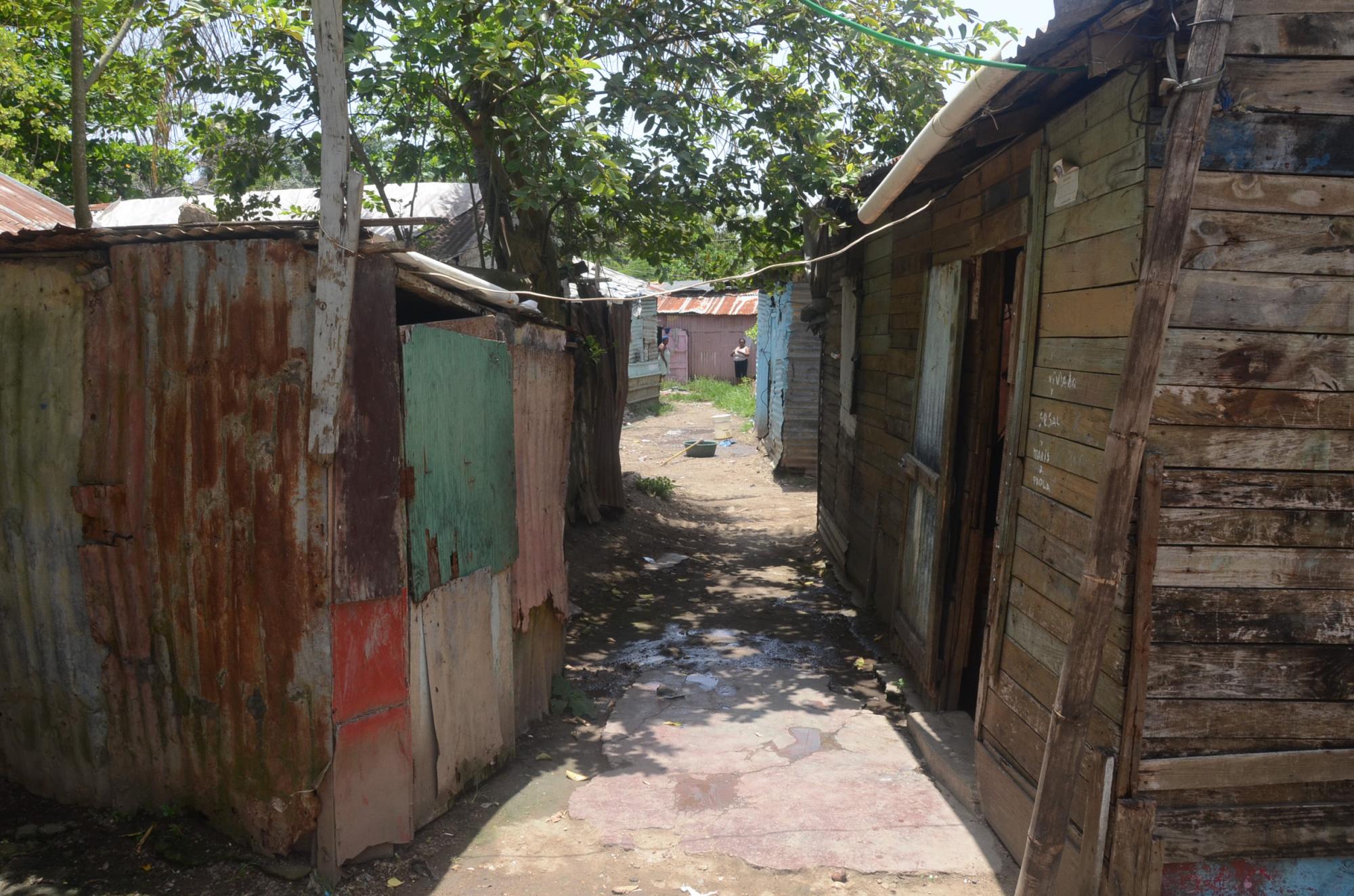 Callejones y cañadas del sector La Barquita en Santo Domingo Este. 