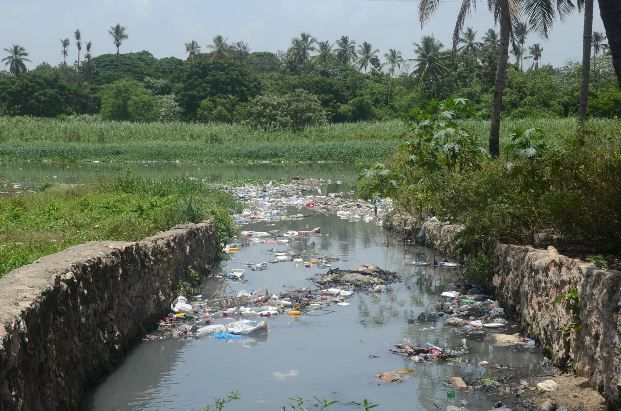 Callejones y cañadas del sector La Barquita en Santo Domingo Este. 