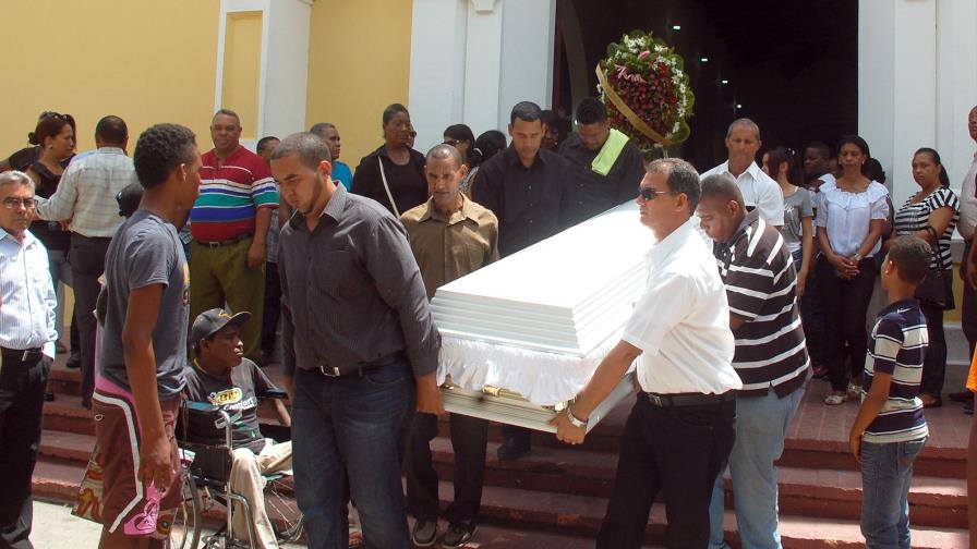 Azuanos le dan el último adiós a la joven asesinada en asalto 