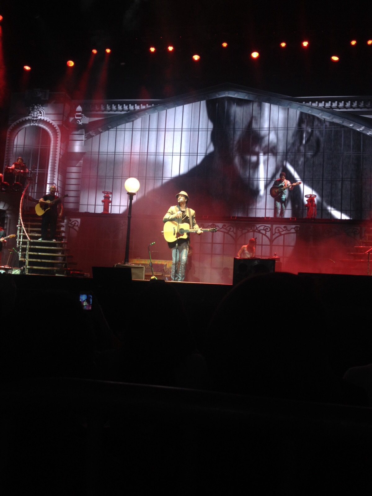 El cantautor prometió complacer al público con canciones de toda su trayectoria artística