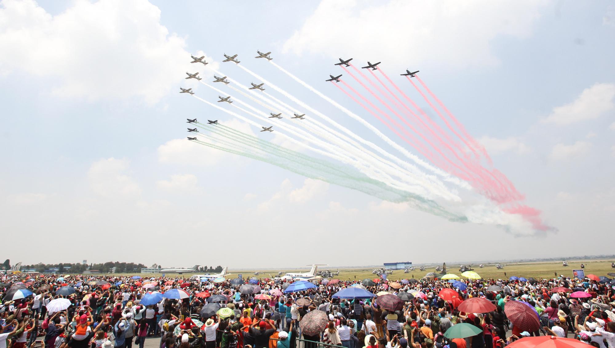 Vista general de la Feria Aeroespacial México 2015 en el campo militar de Santa Lucía en Ciudad de México en el marco de las festividades de conmemoración del aniversario de los 100 años de la Fuerza Aérea Mexicana. 