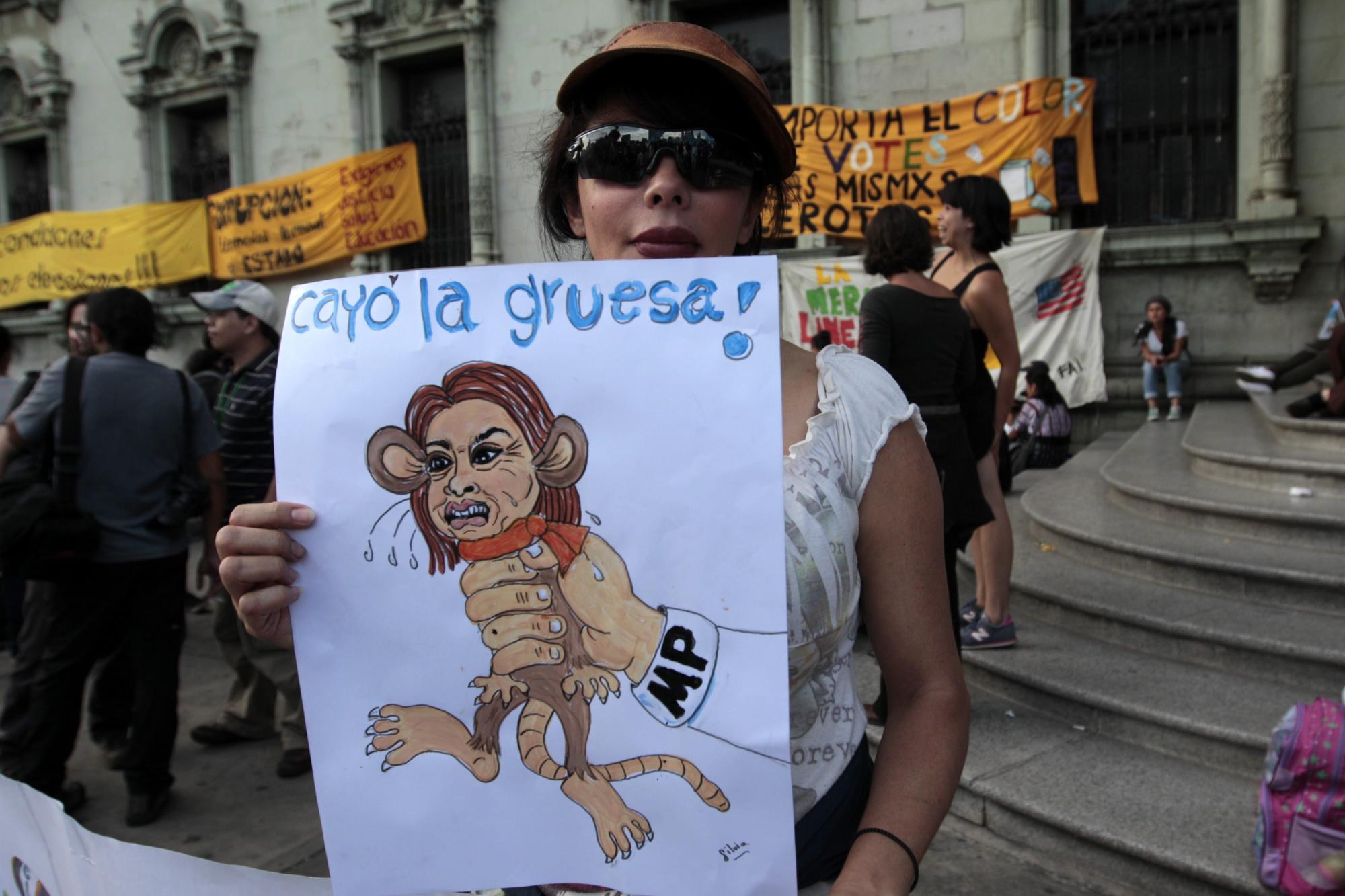 Unos 4.000 guatemaltecos se congregaron hoy en el centro de la capital del país y exigieron, con la firma de una manta gigante, la renuncia del presidente Otto Pérez Molina, quien fue señalado el viernes de dirigir una millonaria trama de corrupción.