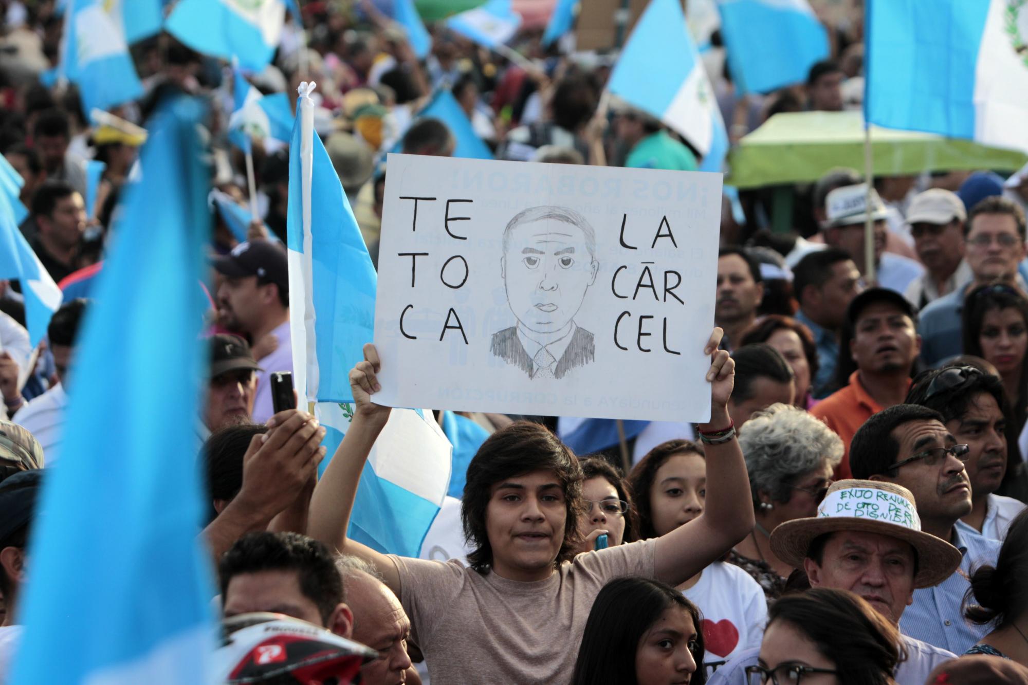 Unos 4.000 guatemaltecos se congregaron hoy en el centro de la capital del país y exigieron, con la firma de una manta gigante, la renuncia del presidente Otto Pérez Molina, quien fue señalado el viernes de dirigir una millonaria trama de corrupción. EFE/Esteban Biba
