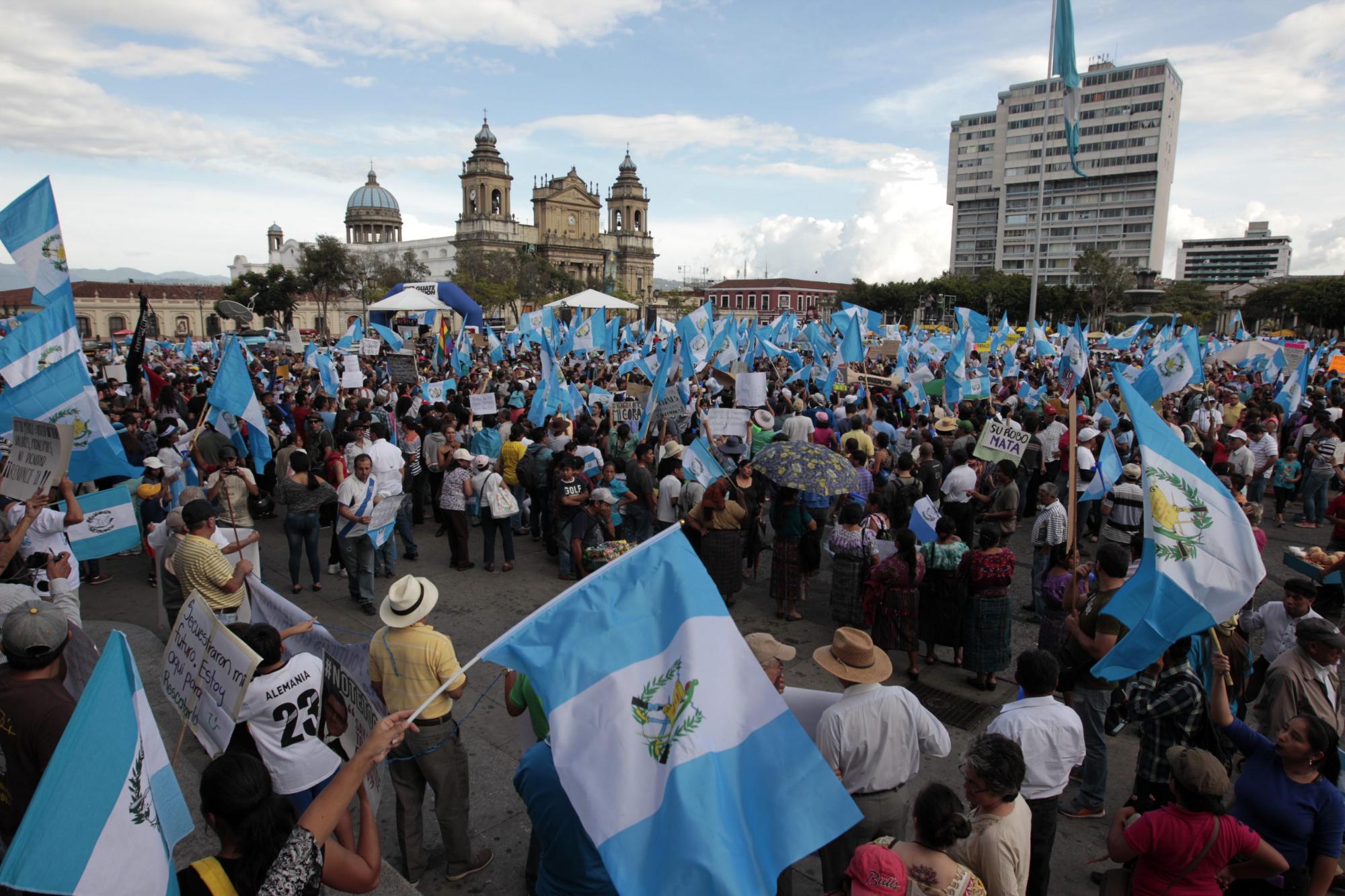 Unos 4.000 guatemaltecos se congregaron hoy en el centro de la capital del país y exigieron, con la firma de una manta gigante, la renuncia del presidente Otto Pérez Molina, quien fue señalado el viernes de dirigir una millonaria trama de corrupción. 