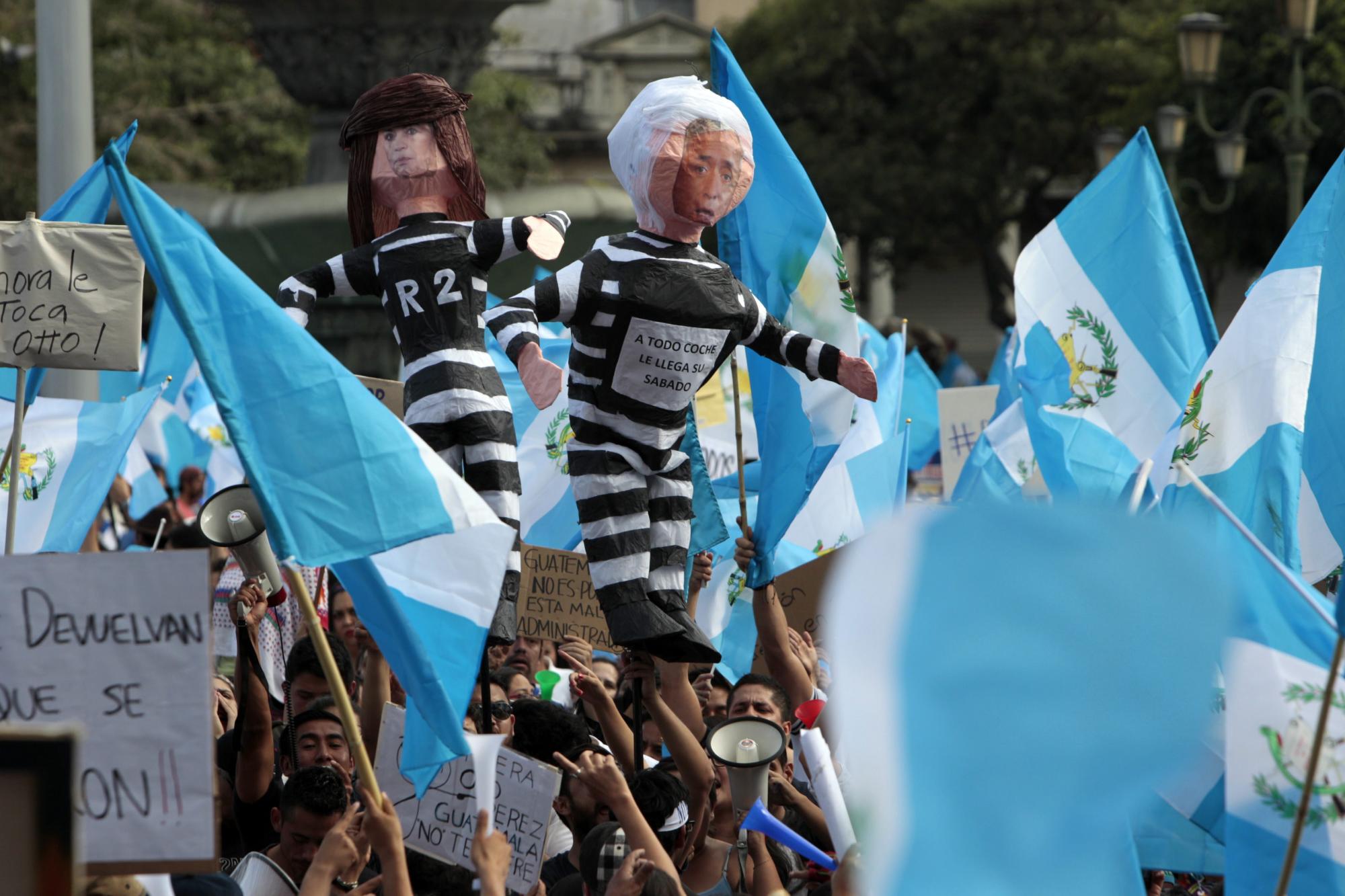 Unos 4.000 guatemaltecos se congregaron hoy en el centro de la capital del país y exigieron, con la firma de una manta gigante, la renuncia del presidente Otto Pérez Molina, quien fue señalado el viernes de dirigir una millonaria trama de corrupción.