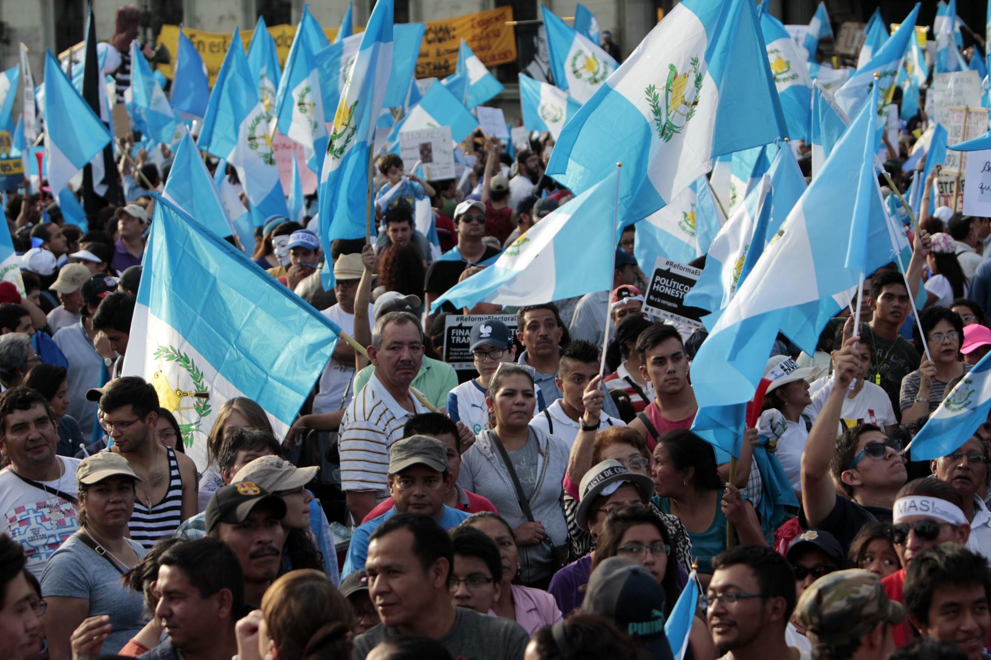 Manifestantes se reúnen frente al Palacio Nacional de Cultura, en Ciudad de Guatemala