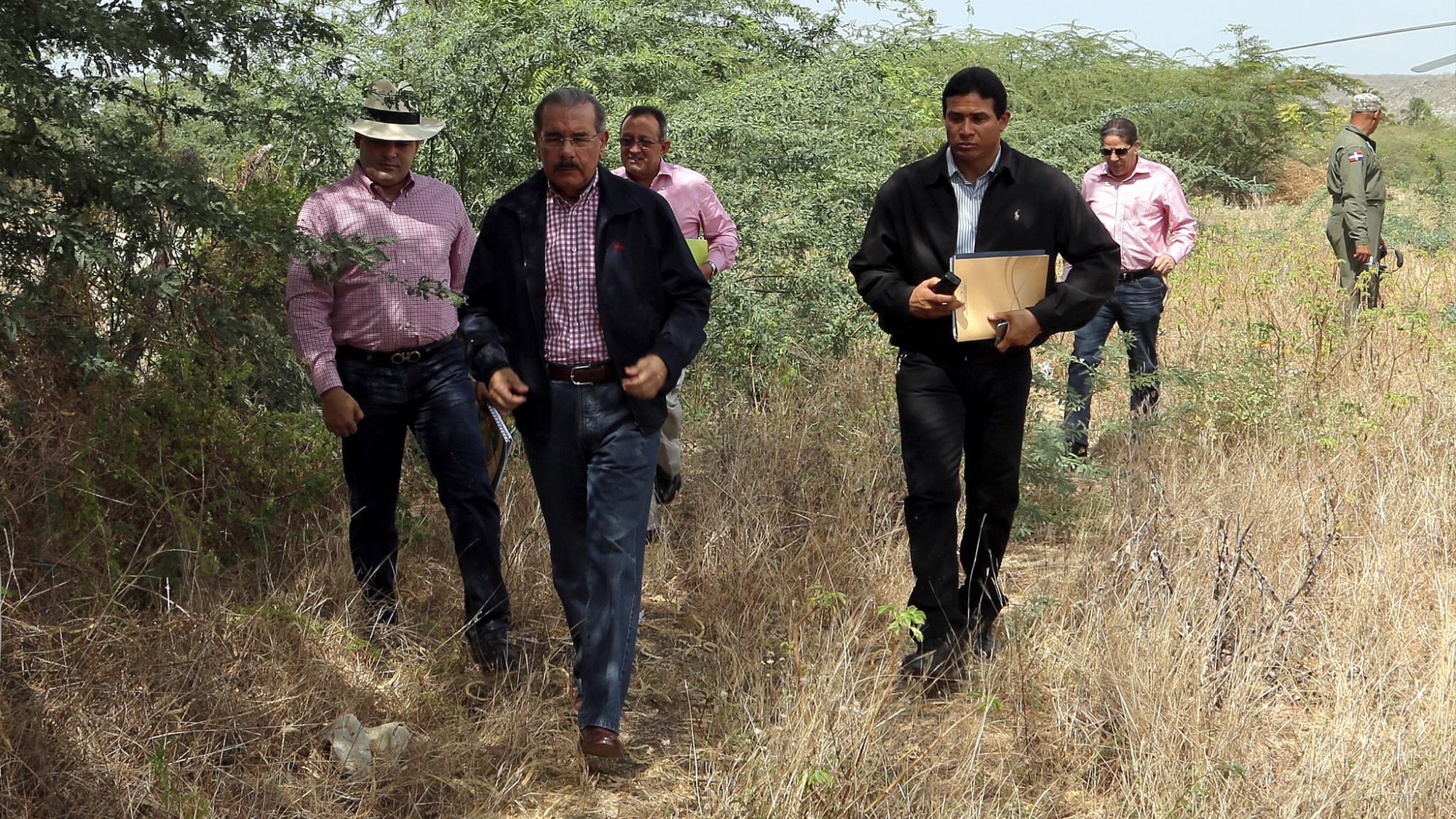 Medina recorre parte de los terrenos que serán puestos a producir