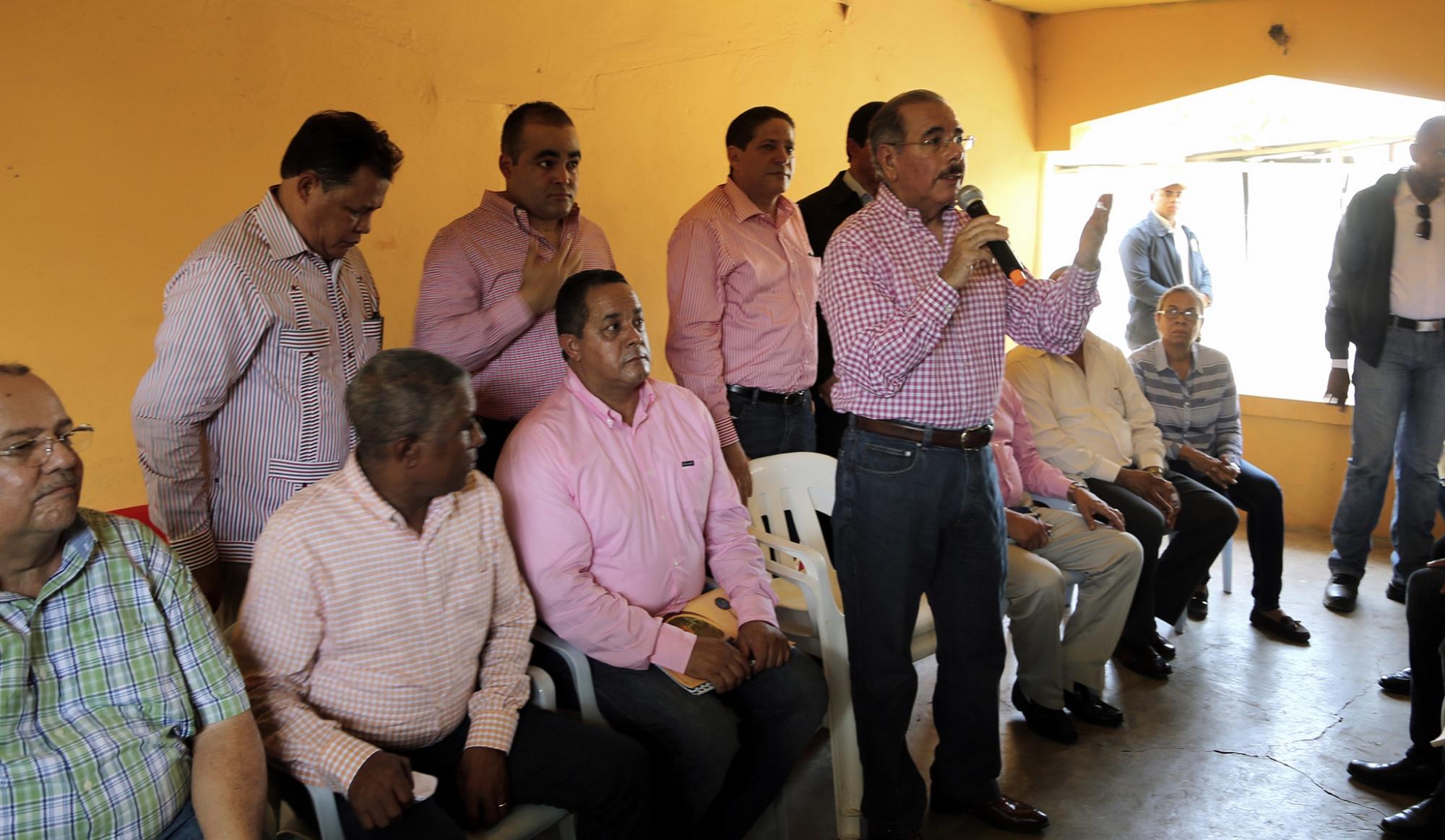 El presidente Medina expone a los agricultores de Tamayo cual es el procedimiento.