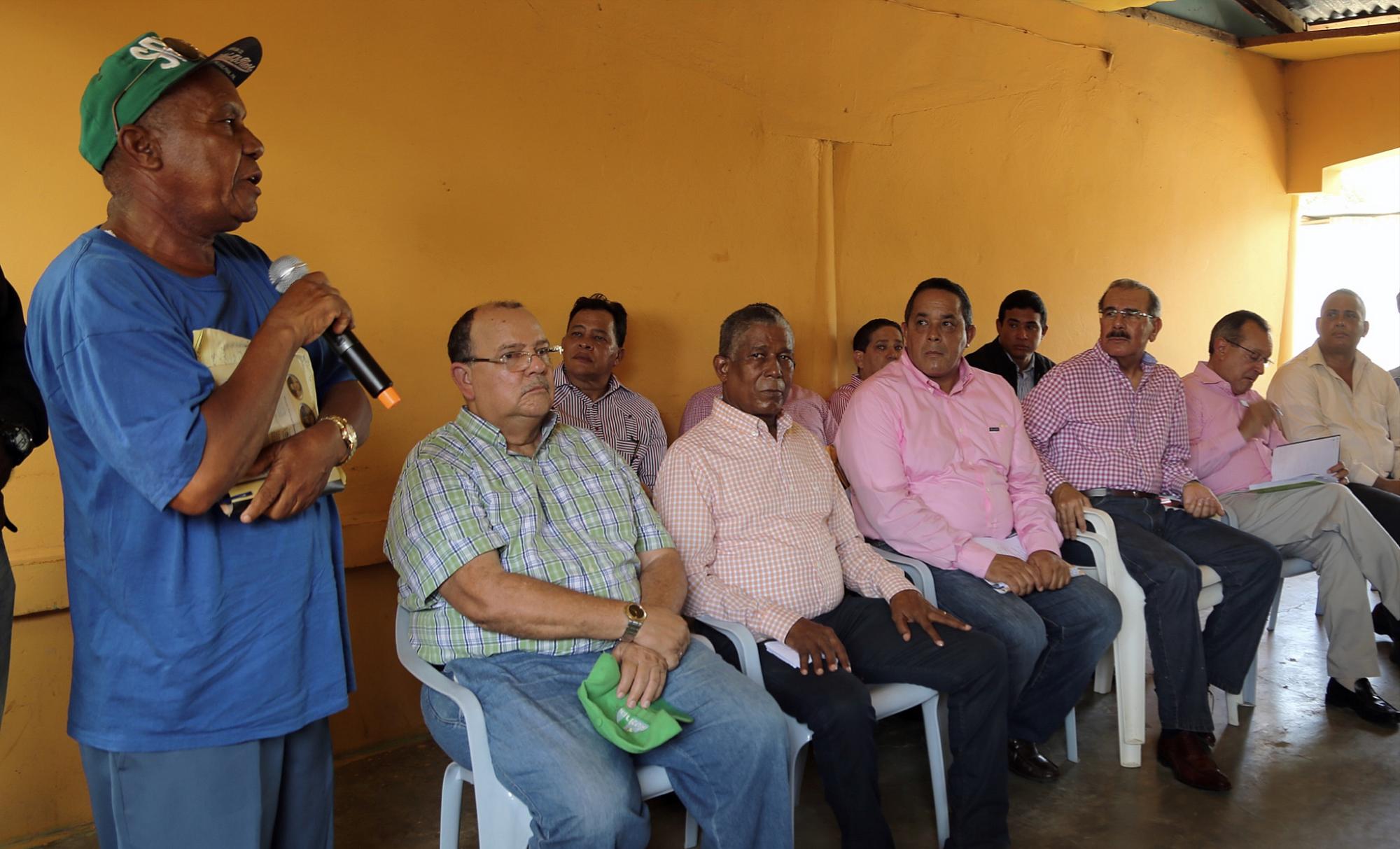 Uno de los productores expone ante al presidente Medina y los funcionarios su proyecto.