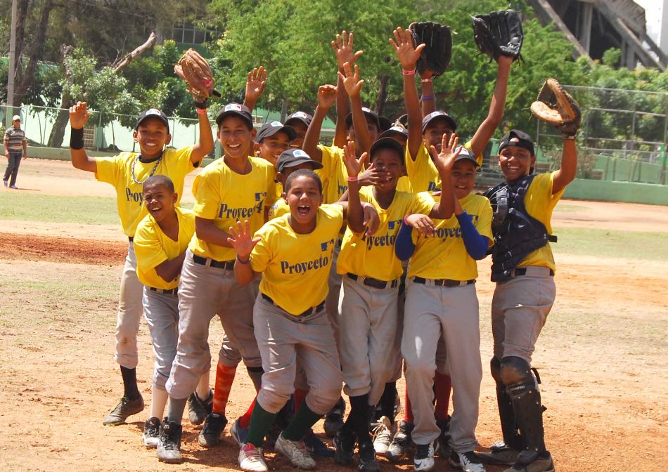 Proyecto 04 de Azua celebra una de sus dos victorias en el torneo escolar