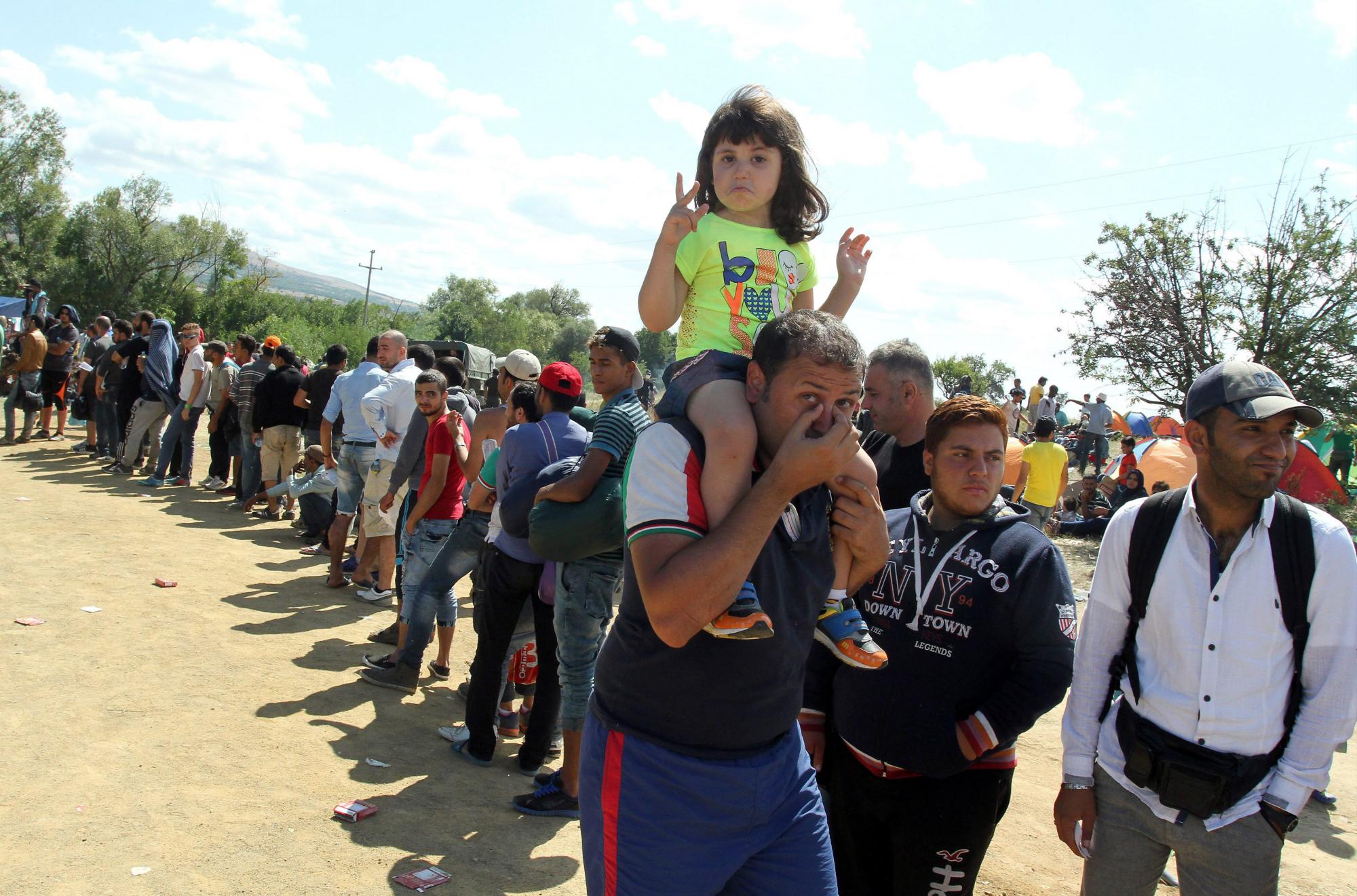 Los inmigrantes esperan a ser transportado a un centro temporal para los refugiados , en la frontera entre Serbia y Macedonia , cerca de la aldea de Miratovac en el sur de Serbia, el 23 de agosto de 2015.