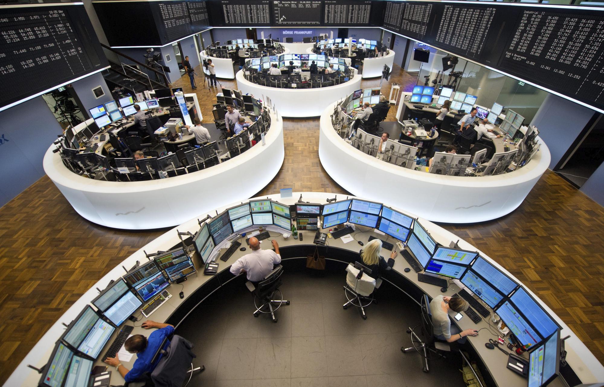 Agentes de bolsa observan la información bursatil en la bolsa de Fráncfort (Alemania) hoy, 24 de agosto de 2015. 