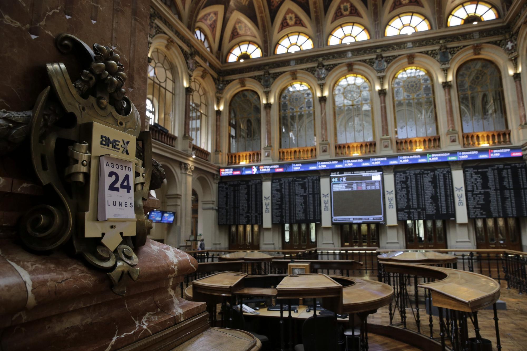 El principal indicador de la bolsa española, el IBEX 35, sufría hoy un severo recorte del 2,17 % tras la apertura debido al nuevo desplome de las bolsas asiáticas, aunque lograba salvar los 10.000 puntos. 