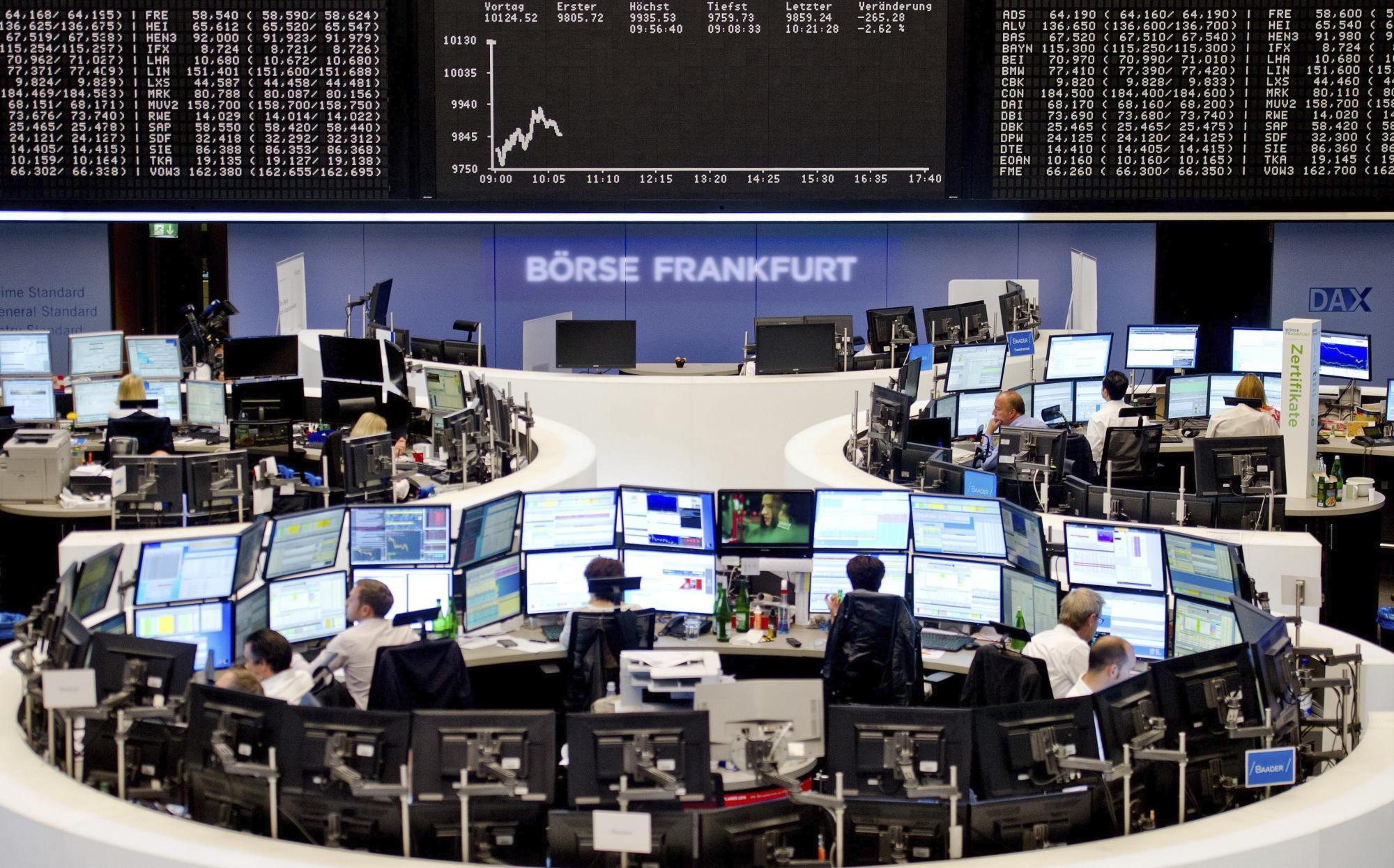 Agentes de bolsa observan la información bursatil en la bolsa de Fráncfort (Alemania) hoy, 24 de agosto de 2015. 