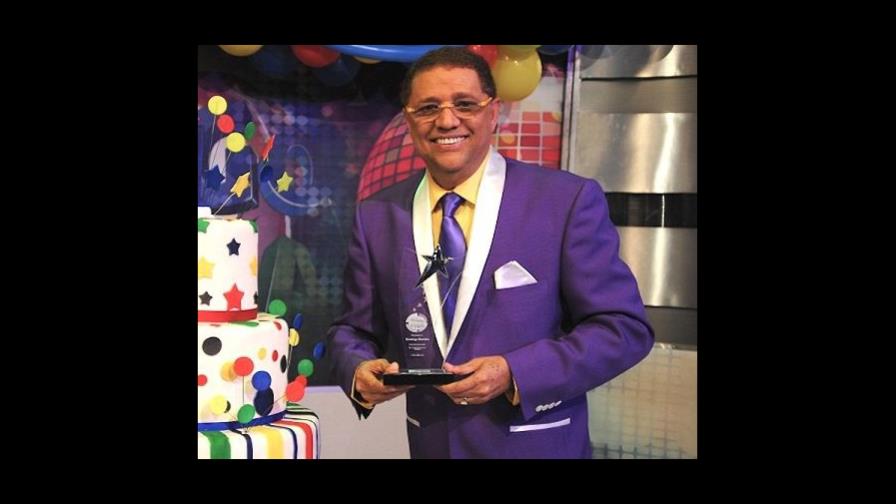 Domingo Latino, 27 años líder en el aire Domingo Latino, 27 años líder en el aire