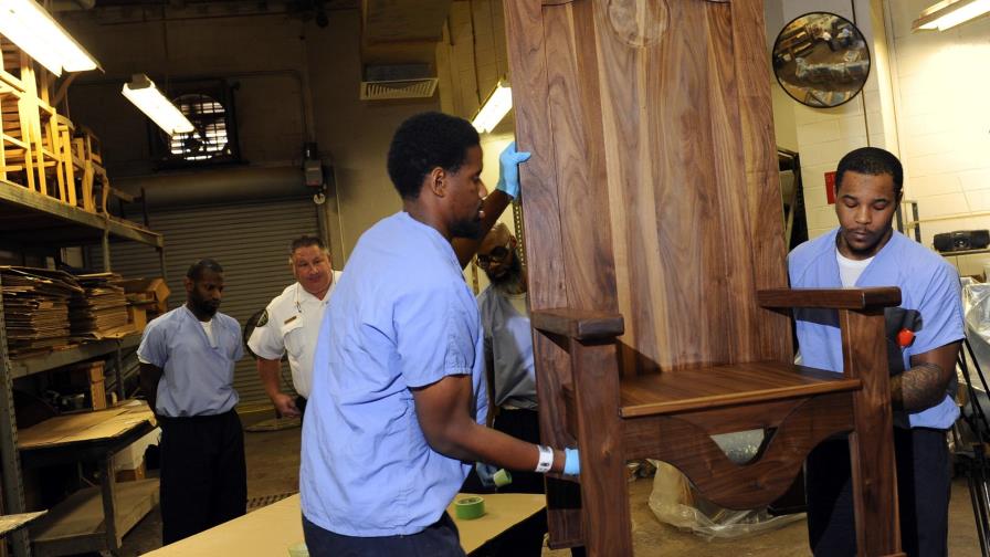 Reos en Filadelfia construyen una silla para el papa Francisco