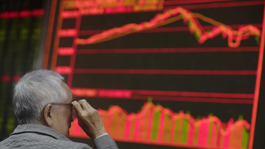 China rebaja los tipos de interés mientras las Bolsas siguen hundiéndose 