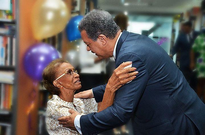 Leonel Fernández comparte en las redes sociales los 90 años de su madre 