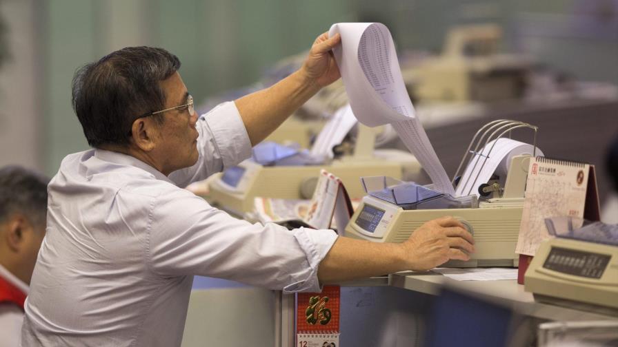 China capitula después de invertir US$200 mil millones para apuntalar la renta variable China capitula después de invertir US$200 mil millones para apuntalar la renta variable