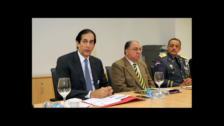 El ministro de la Presidencia dice que las telefónicas no cooperan para eliminar teléfonos “macos” El ministro de la Presidencia dice que las telefónicas no cooperan para eliminar teléfonos “macos”