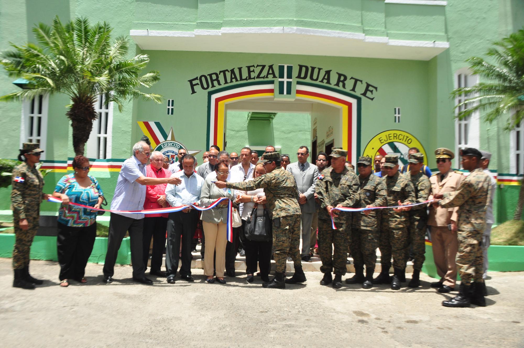 Corte de cinta, encabezado por el comandante del Ejército, mayor general José Eugenio Matos de la Cruz.
