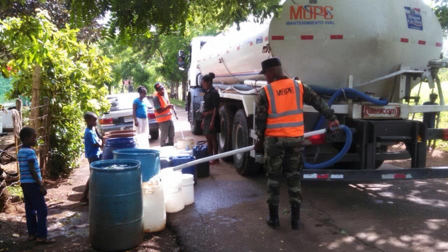 Obras Públicas reparte 1.3 millones de galones de agua en barrios