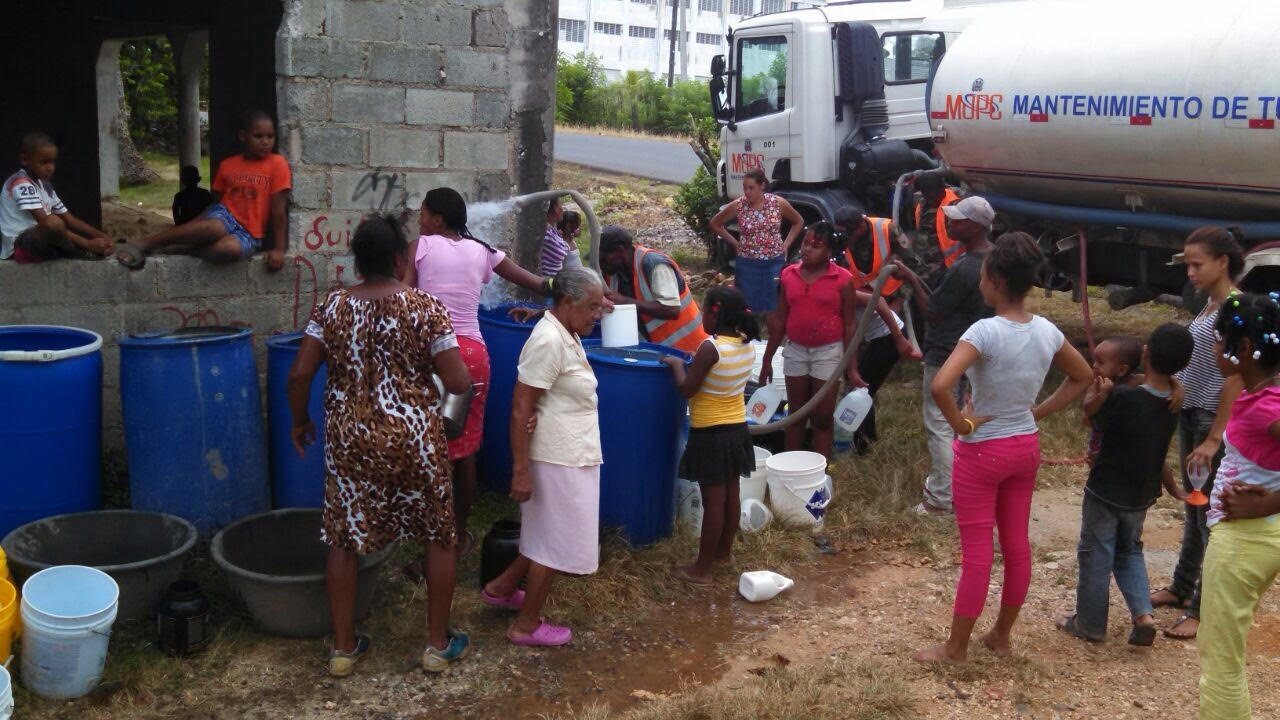 Moradores de diferentes barrios se benefician del reparto de agua por parte del MOPC.