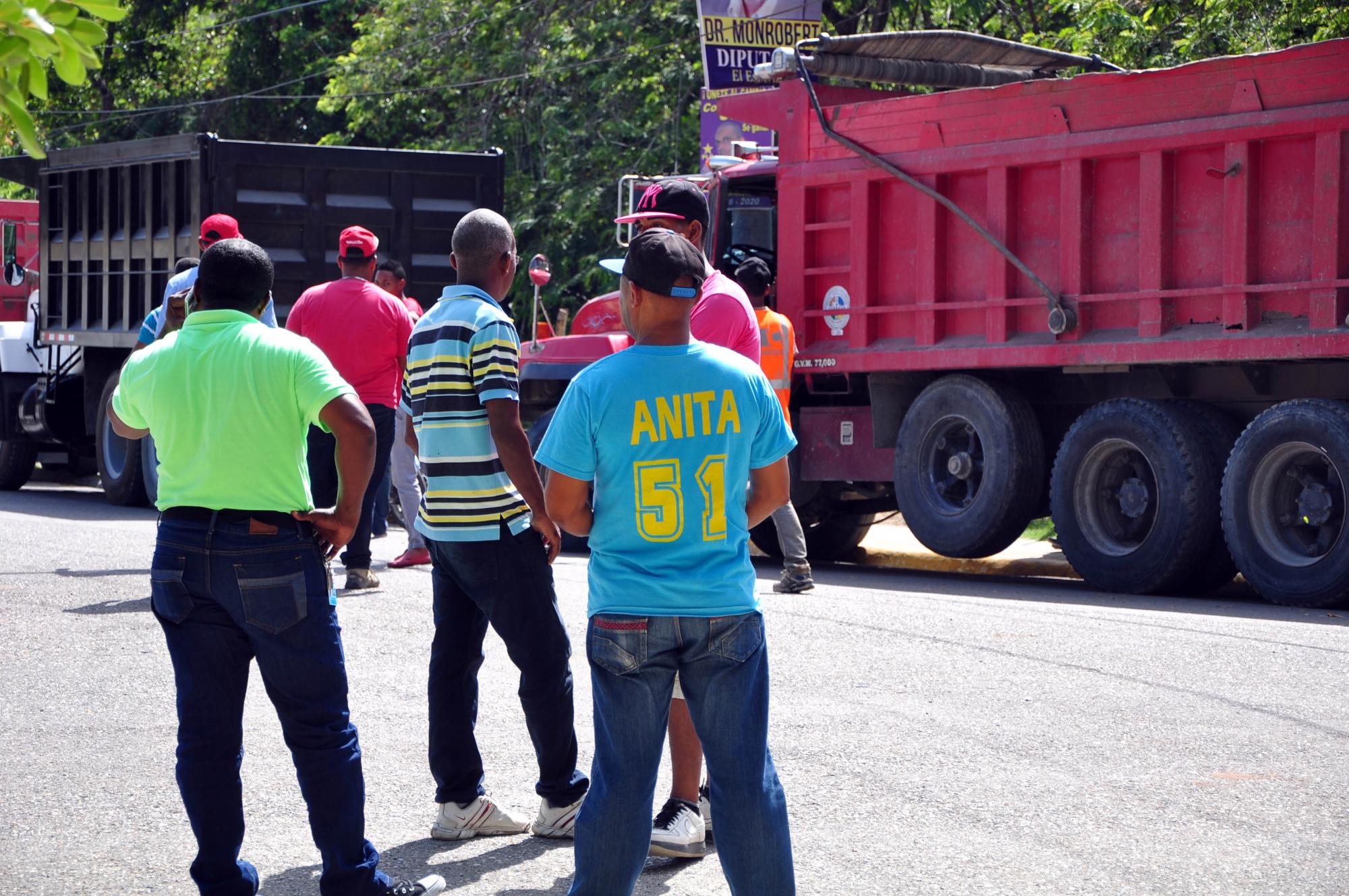 Vista de residentes en el distrito municipal Maimón, en Puerto Plata, durante una manifestación realizada hoy, miércoles 26 de agosto de 2015.