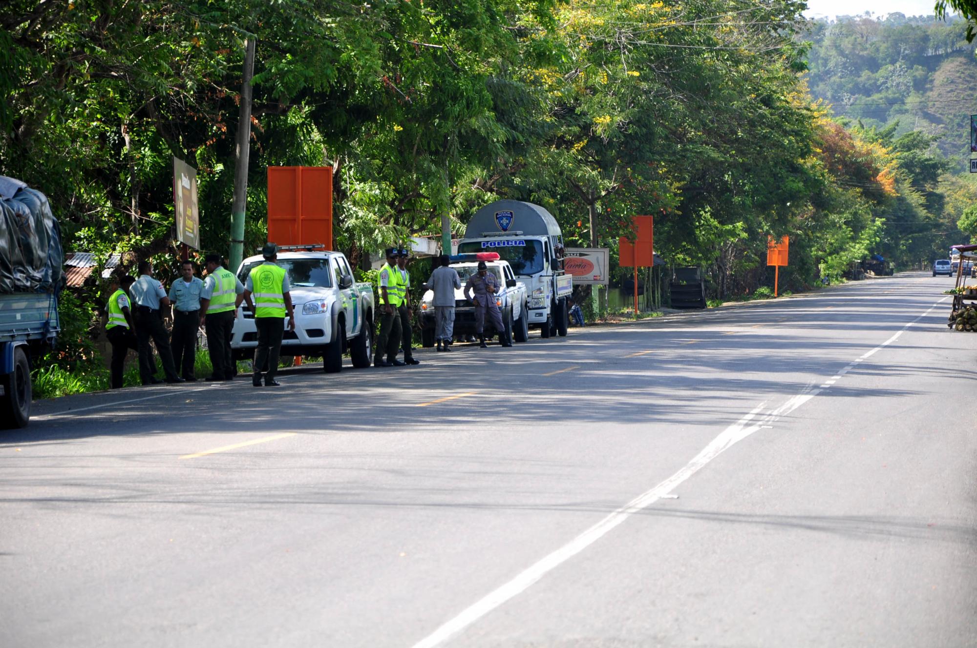 Vista de residentes en el distrito municipal Maimón, en Puerto Plata, durante una manifestación realizada hoy, miércoles 26 de agosto de 2015.