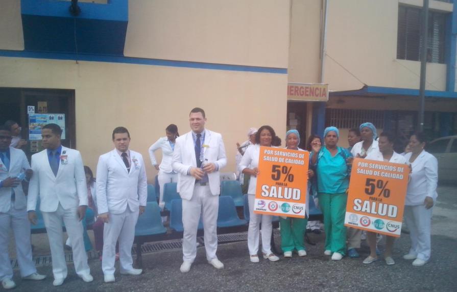 Personal de salud y administrativo del Instituto Dominicano de Seguros Sociales siguen en huelga laboral