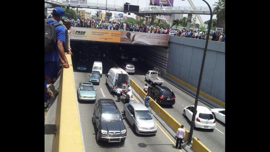 Adolescente embarazada se lanza hacia túnel en la avenida 27 de Febrero