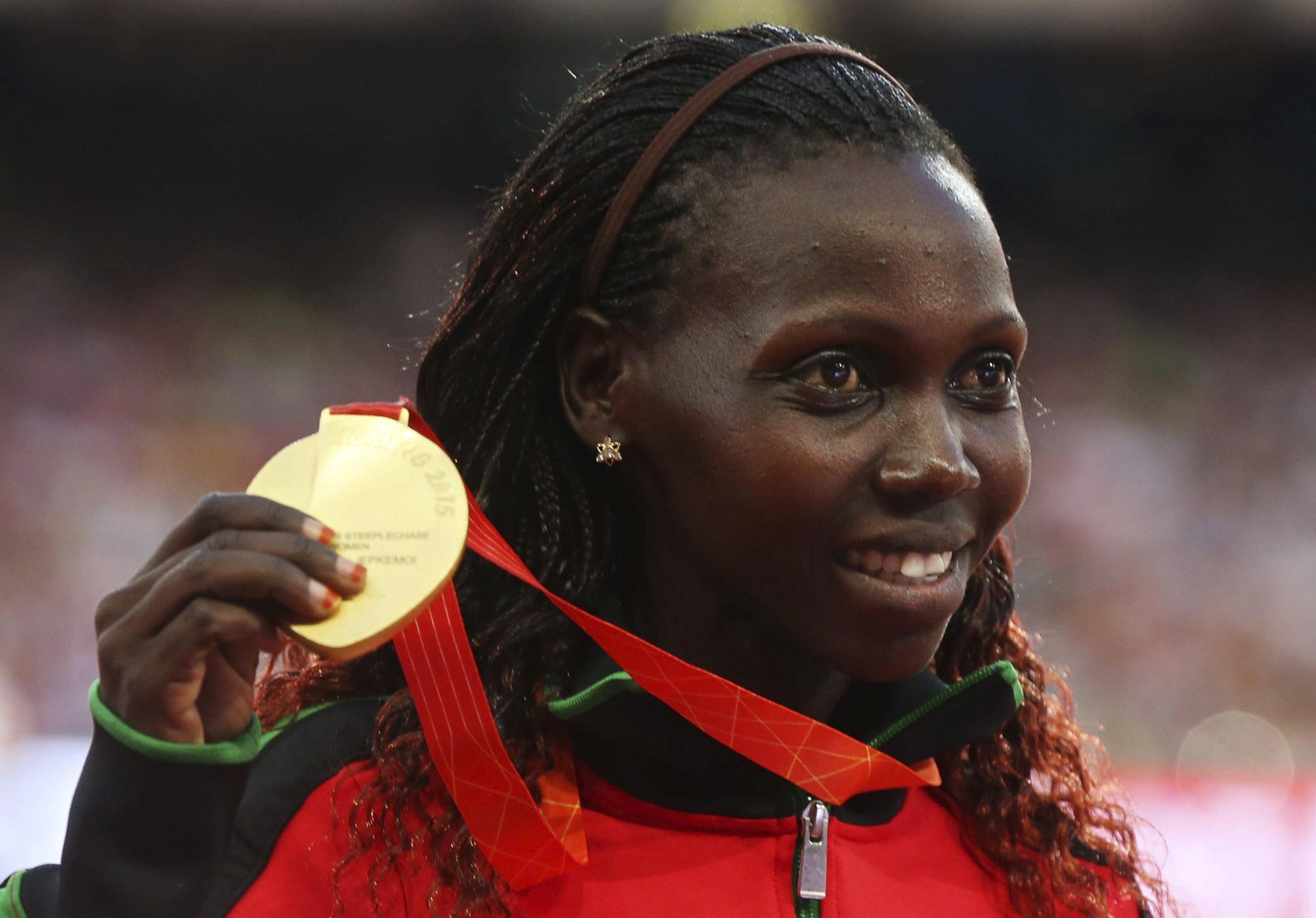 La atleta keniana Kiyeng Jepkemoi posa con su medalla de oro en el podio tras vencer en la final femenina de los 3000m obstáculos en los Mundiales de Atletismo que se celebran en el Estadio Nacional en Pekín (China) hoy, 27 de agosto de 2015. 