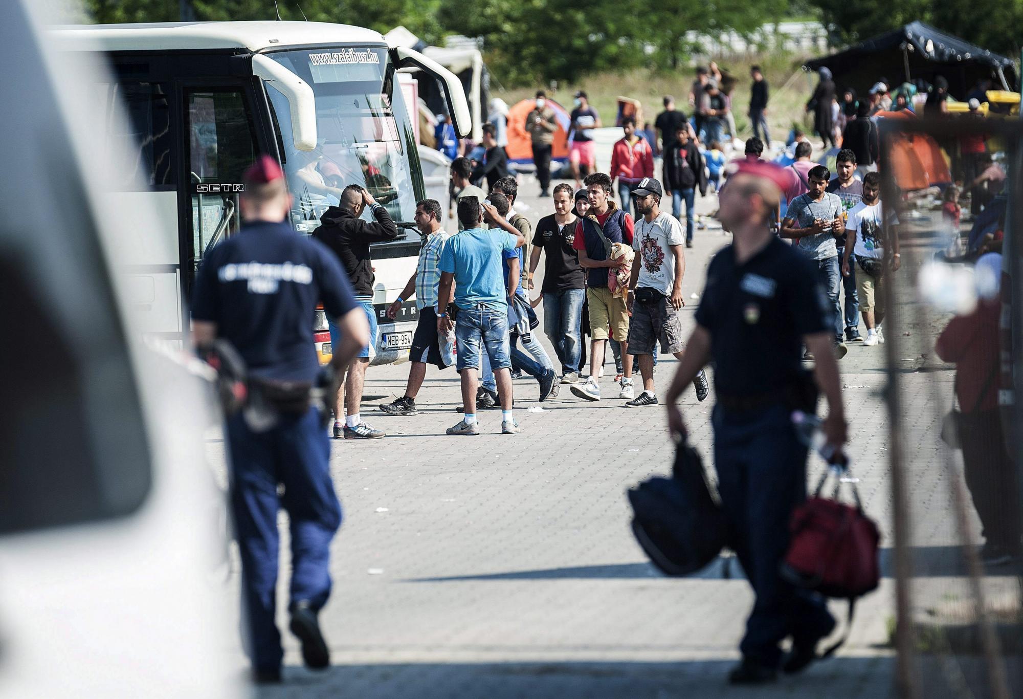 La Policía húngara interceptó el miércoles a 3.241 personas, entre ellos 700 menores, tras cruzar la frontera de manera ilegal desde Serbia, un número que supone un récord de entradas en el país en un solo día, informaron las fuerzas de seguridad.