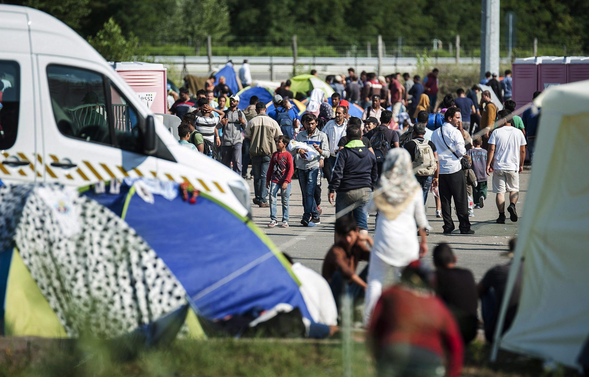  Este elevado número se debe a que los 7.000 refugiados que el pasado fin de semana pasaron desde Macedonia a Serbia han llegado ya a la frontera húngara.