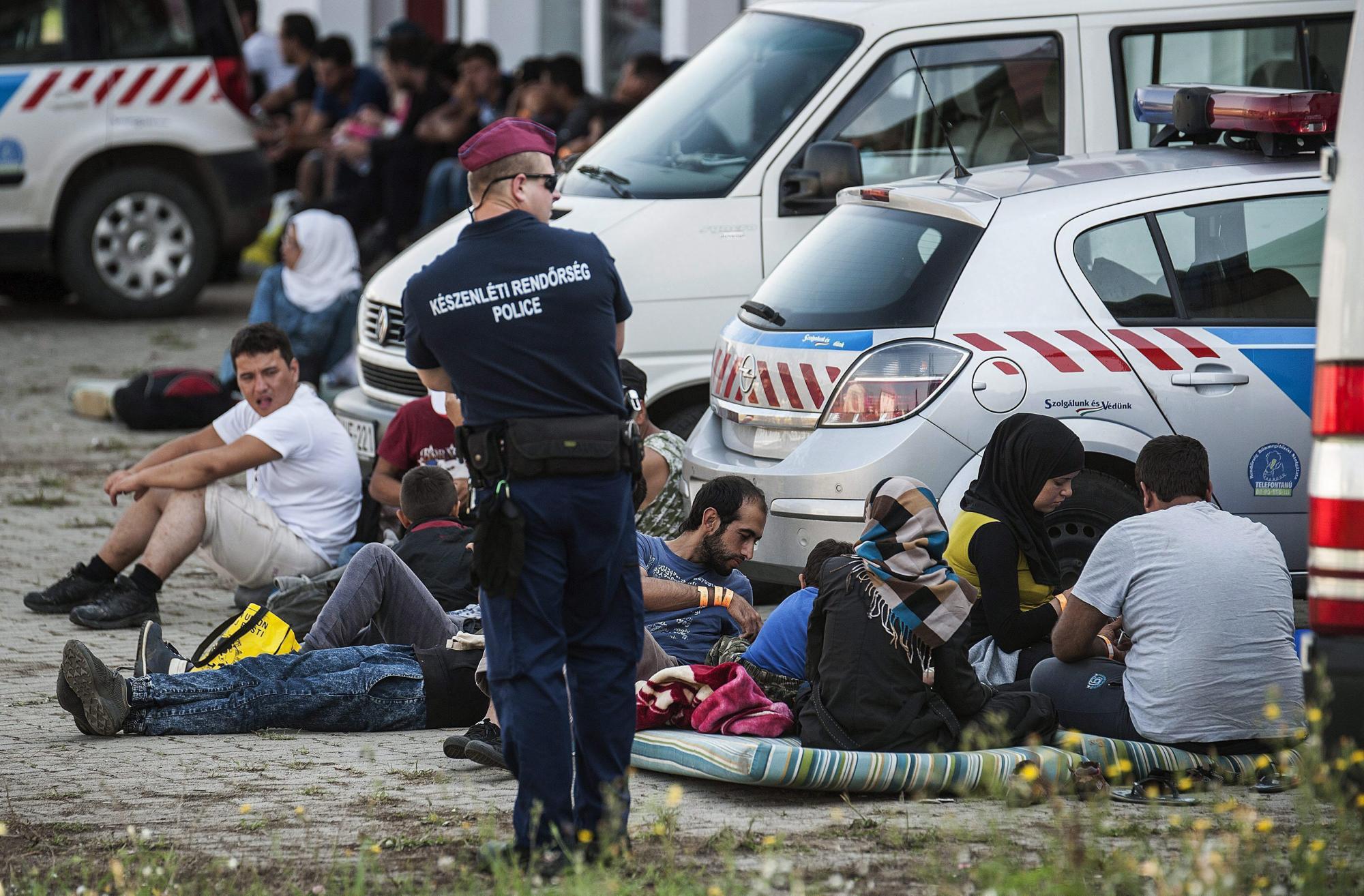 La Policía húngara interceptó el miércoles a 3.241 personas, entre ellos 700 menores, tras cruzar la frontera de manera ilegal desde Serbia, un número que supone un récord de entradas en el país en un solo día, informaron las fuerzas de seguridad. Este elevado número se debe a que los 7.000 refugiados que el pasado fin de semana pasaron desde Macedonia a Serbia han llegado ya a la frontera húngara.
