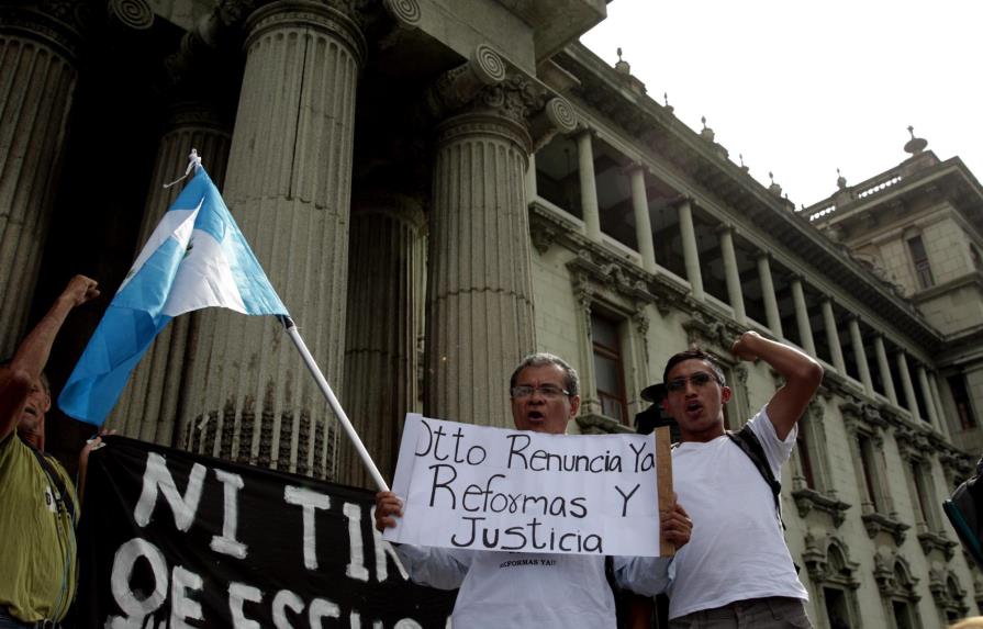 Miles de guatemaltecos deciden no reconocer a Pérez Molina como presidente 