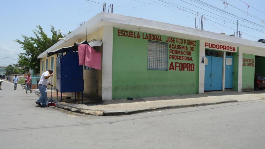 Exigen reapertura de escuela laboral en Guarícano
Exigen reapertura de escuela laboral en Guaricano, Villa Mella 
