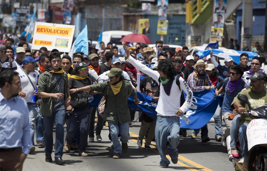 Aumentan llamados a que renuncie el presidente de Guatemala