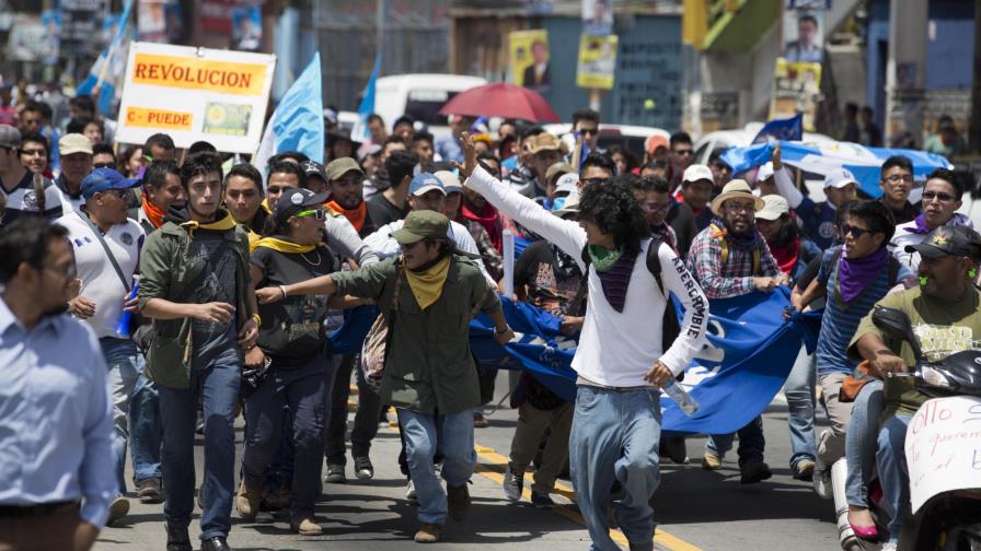 Aumentan llamados a que renuncie el presidente de Guatemala